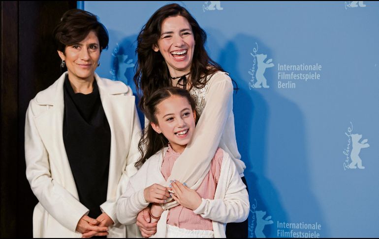 (De izquierda a derecha) la actriz Montserrat Marañón; la directora, guionista y productora, Lila Avilés, y la actriz, Naíma Sentíes posan durante una sesión fotográfica para la película “Tótem”, presentada en competencia de la Berlinale 2023. AFP