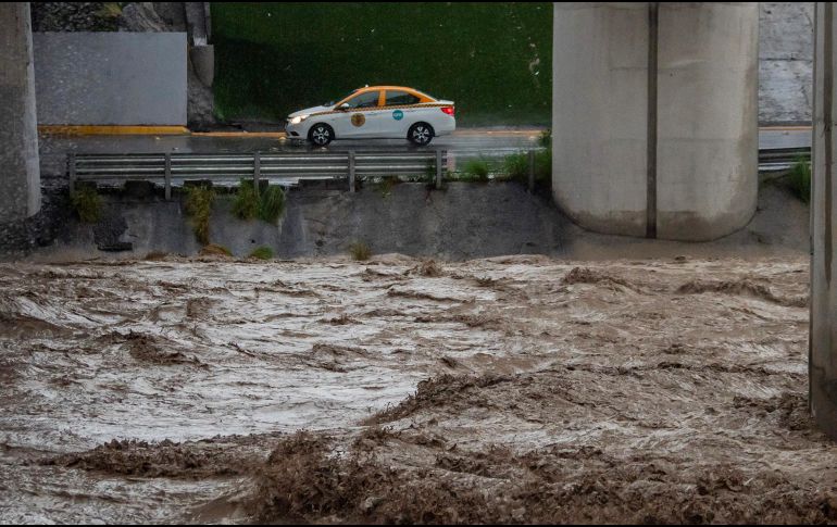 Fotografía que muestra el aumento del Río Santa Catarina, debido a las precipitaciones del paso de la tormenta 'Alberto', este jueves en Monterrey, Nuevo León. EFE/ M. Sierra.