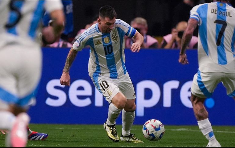Argentina, como campeona vigente, comenzó su camino para defender el título frente a Canadá, en un encuentro en el que Lionel Messi estableció un récord destacado. AP/ M. Stewart.