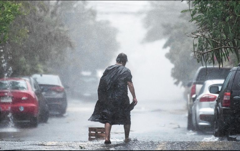 La población sorteó las lluvias como pudo. EFE