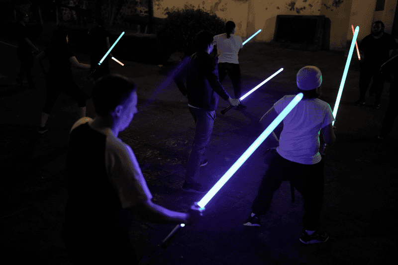 Estudiantes de la Jedi Knight Academy aprenden cómo usar sables láser en un parque de la Ciudad de Mexico, el jueves 20 de junio de 2024. AP/ E. VERDUGO
