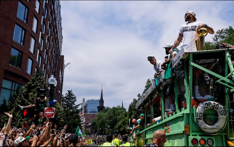 Los Celtics transitaron las calles de Boston a bordo de botes anfibios que dan servicio turístico. EFE/C. Gunther