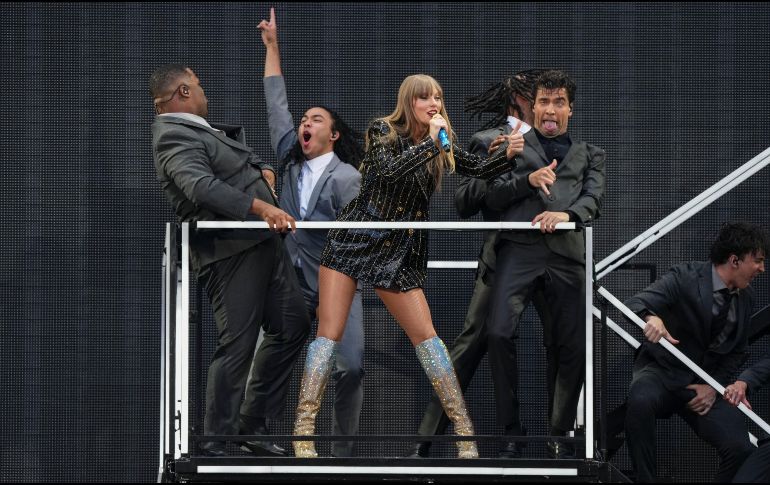 Taylor Swift actúa en el estadio de Wembley como parte de su gira Eras Tour el viernes 21 de junio de 2024 en Londres. AP/Scott A Garfitt/Invision