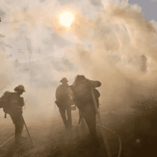 Lluvias y el clima fresco apoyan a bomberos en la lucha contra incendios en Nuevo México