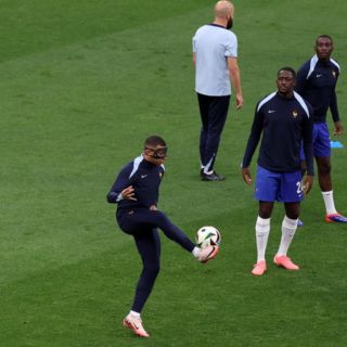 Mbappé entrena con máscara y con el grupo a dos días de Polonia
