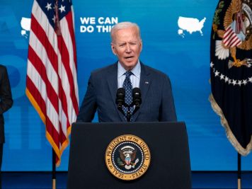 Biden hace ajustes en migración para convencer a los electores