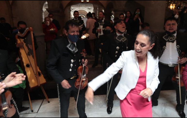 Mexicanos y mexicanas en el extranjero también dedicaron emotivos mensajes a Sheinbaum, e incluso desde Nueva York le cantaron las mañanitas con mariachi. SUN / ARCHIVO