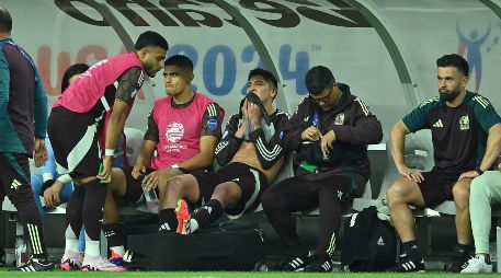 El mediocampista Edson Álvarez sufrió un malestar muscular durante el partido ante Jamaica. IMAGO7