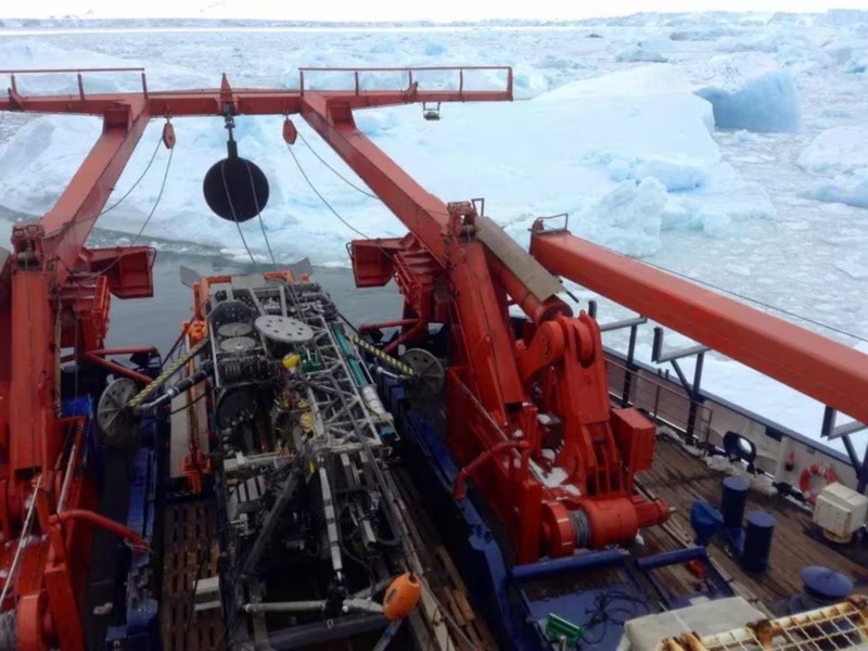  La embarcación MARUM-MeBo70 fue utilizada durante el trabajo en la estación justo en frente del borde de la plataforma de hielo de Pine Island.