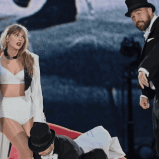 Taylor Swift enloquece a sus fans de Londres con el debut de Travis Kelce en el escenario (VIDEO)