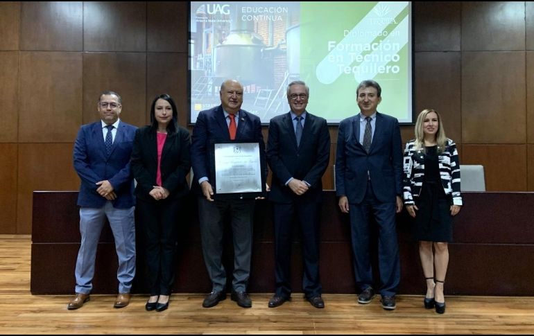 La Universidad Autónoma de Guadalajara otorgó un reconocimiento al CRT, por su dedicación y esfuerzo por profesionalizar a la agroindustria tequilera. ESPECIAL