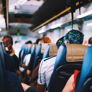 ¿Qué estudiantes tienen descuento para viajar en autobús?