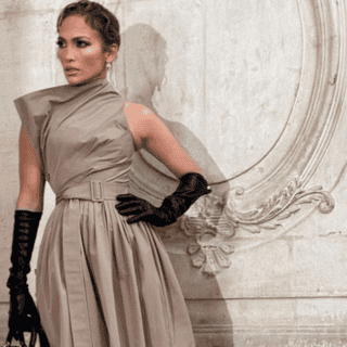 Jennifer López: Con plataformas y guantes de piel, brilla en París