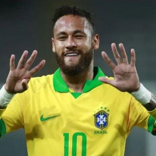 VIDEO | Neymar le compra camisetas de Brasil a vendedor ambulante
