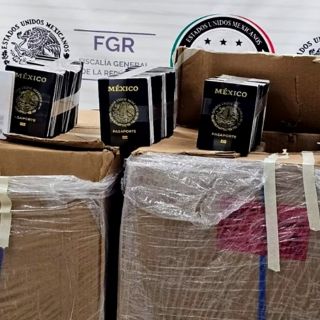 Pasaportes robados: Detienen a 2 hombres que transportaban más de 6 mil libretas