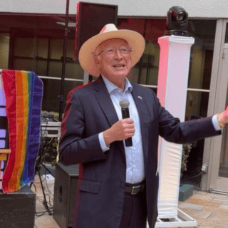Ken Salazar muestra su apoyo y celebración hacia la diversidad sexual y de género