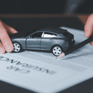 Cómo tu puntaje de crédito afecta las primas de seguro de auto y qué hacer para mejorarlo