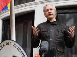 El fundador de WikiLeaks, Julian Assage, el 19 de mayo del 2017 en el balcón de la Embajada de Ecuador en Londres donde se refugió del 2012 al 2019, cuando fue arrestado.  EL INFORMADOR / ARCHIVO