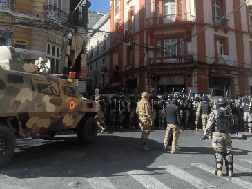 Varios tanques y militares fuertemente armados tomaron este miércoles la plaza frente a la sede del Ejecutivo boliviano. EFE / L. Gandarillas