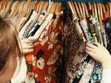 Cómo la ropa de segunda mano está ganando popularidad y redefiniendo el concepto de lujo. UNSPLASH