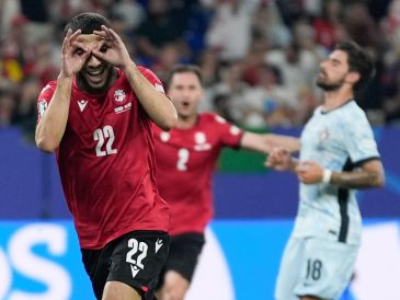 Georges Mikautadze, de la selección de Georgia, festeja luego de convertir un penalti ante Portugal. AP/ M. Meissner.