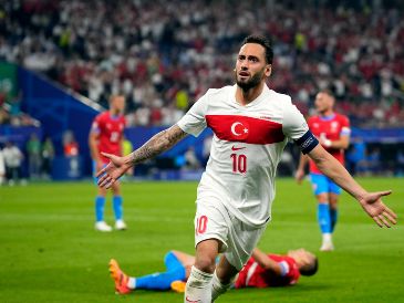 Hakan Calhanoglu, de la selección de Turquía, festeja tras abrir el marcador ante República Checa. AP/ P. D. Josek.