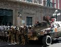 Un vehículo militar blindado y policía militar en la plaza Murillo, donde está el palacio de gobierno en La Paz, Bolivia. AP/Juan Karita