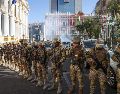 Militares se forman frente a la sede del Gobierno de Bolivia, este miercoles en La Paz (Bolivia). EFE/ Luis Gandarillas