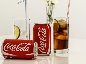 Los precios en productos Coca-Cola aumentaron debido al incremento del costo de materias primas. Pixabay.