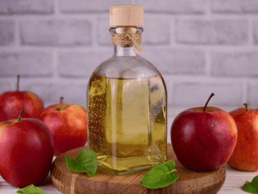 El vinagre de manzana sigue siendo un ingrediente valioso tanto en la cocina como en el ámbito medicinal, aportando sabor y beneficios a quienes lo utilizan adecuadamente. CANVA