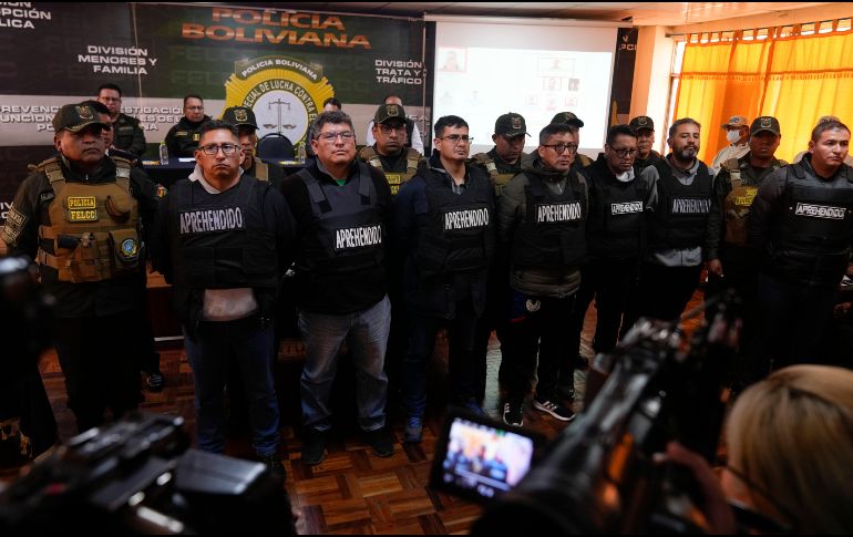 Varios detenidos por su presunta participación en el intento fallido de golpe del día anterior presentados ante la prensa en La Paz, Bolivia. AP /Juan Karita
