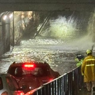 Lluvia en Guadalajara inunda pasos a desnivel