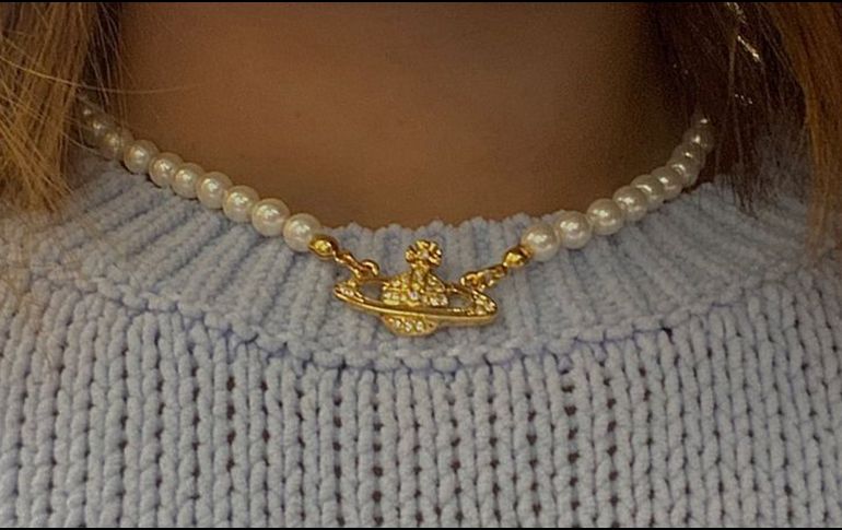 El collar de perlas de Vivienne Westwood no es solo un accesorio; es una pieza de historia y una declaración de estilo. PINTEREST