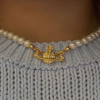 El Icónico collar de perlas de Vivienne Westwood: Todo lo que debes saber