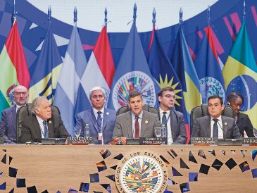 El secretario general de la OEA, Luis Almagro (izquierda), el presidente de la República de Paraguay, Santiago Peña (centro), y el ministro de relaciones exteriores de Paraguay, Rubén Ramírez (derecha), en el primer día de actividades de la asamblea. EFE