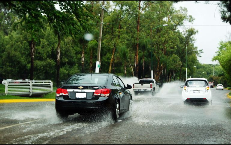 Ya sea por la falta de visibilidad, las inundaciones, los encharcamientos, se recomienda traer en las mejores condiciones tu vehículo. EL INFORMADOR / ARCHIVO