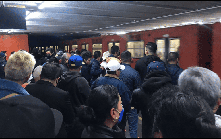 Se reporta atraso de trenes y saturación en el Sistema de Transporte Colectivo Metro de la Ciudad de México. SUN/ARCHIVO