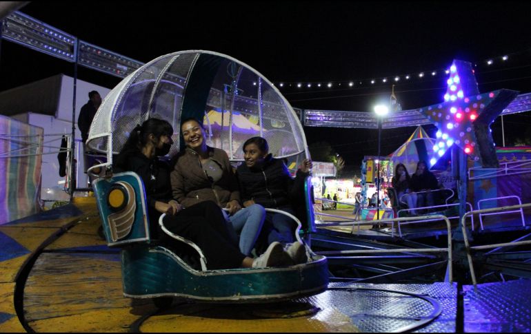 Los juegos mecánicos son característicos de la Feria de Silao de la Victoria. En esta imagen, una familia disfruta de una de estas atracciones. ESPECIAL / Fotografía de Feria Silao en Facebook