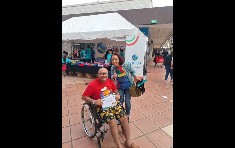 Erick Brandon, es activista social que desde hace muchos años lucha por la inclusión para personas con discapacidad y pacientes con cáncer. ESPECIAL