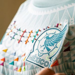 Adidas lanza colección de jerseys bordados por artesanas