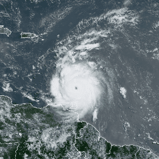 "Beryl" azota el sureste del Caribe como un poderoso huracán categoría 4
