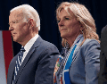 Jill Biden ha compartido casi medio siglo de vida con el presidente y es su confidente, su ancla, y quien más le ha animado en los últimos días a continuar con su campaña por la reelección. AFP / ARCHIVO