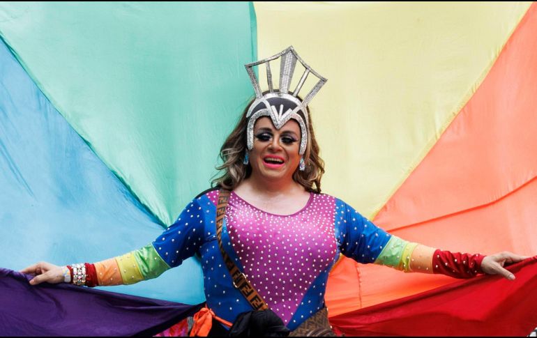 Miles de asistentes bailaron al ritmo de la música de las carrozas en los alrededores de Stonewall, local de referencia de la comunidad gay. EFE/ Sarah Yenesel