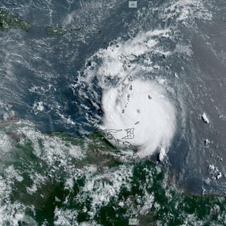 Huracán 'Beryl' se convierte en categoría 5 en el este del mar Caribe