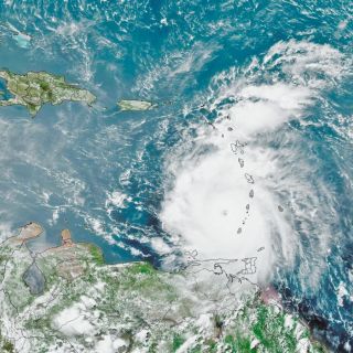 Beryl alcanza fuerza de categoría 5 en el Caribe