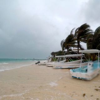 Cambian a alerta verde en Quintana Roo por el huracán "Beryl"