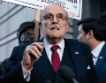 La orden establece que Rudy Giuliani debe "desistir y ausentarse de practicar el derecho de cualquier forma", incluso "promoverse de manera alguna como abogado o asesor legal". AP / ARCHIVO
