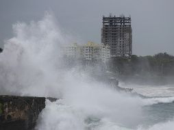 Oleaje intenso en el malecón de Santo Domingo. Todo el Caribe está en alerta. EFE/O. Barría