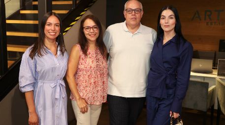 Norma Castro, Yulin Yin, José García y Karla Paola en el curso de decoración e interiorismo de Artell. GENTE BIEN JALISCO/ Antonio Martínez