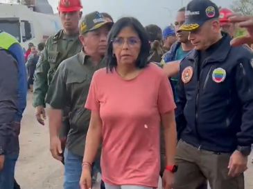 La vicepresidenta ejecutiva de Venezuela, Delcy Rodríguez, resultó este martes "muy golpeada" por la caída de un árbol en el estado Sucre. X / @delcyrodriguezv